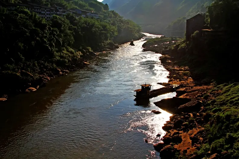 Rive de la rivière Chishui - Chishui et Danxia rouge