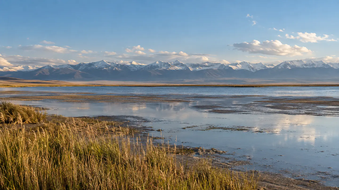Illustration générée du lac Barkol et des Tian Shan