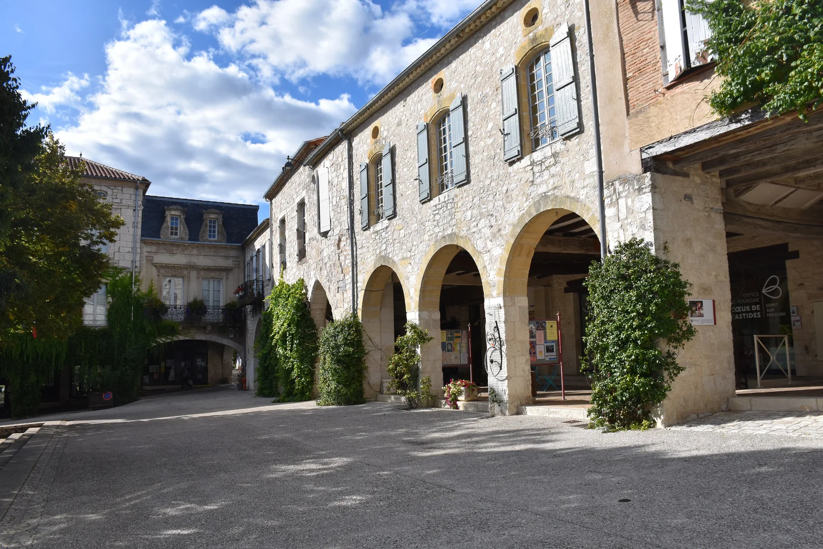 Portici in pietra e case della piazza centrale di Monflanquin