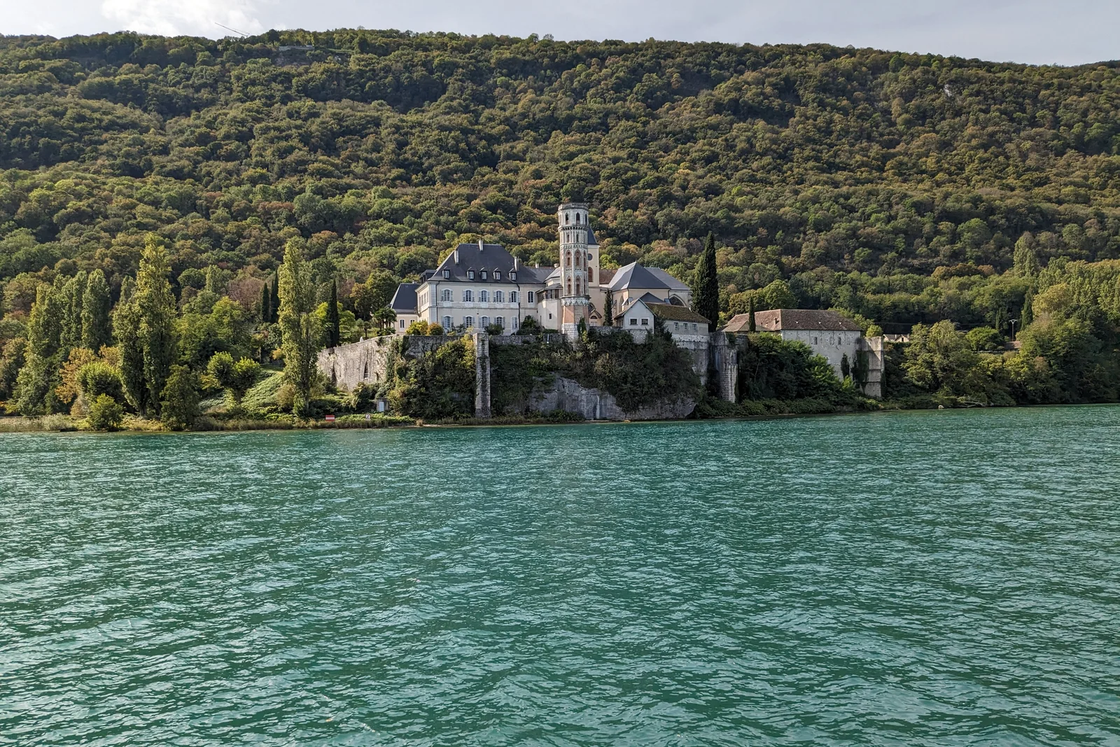Biara Hautecombe di tepi Lac du Bourget, dilihat dari air