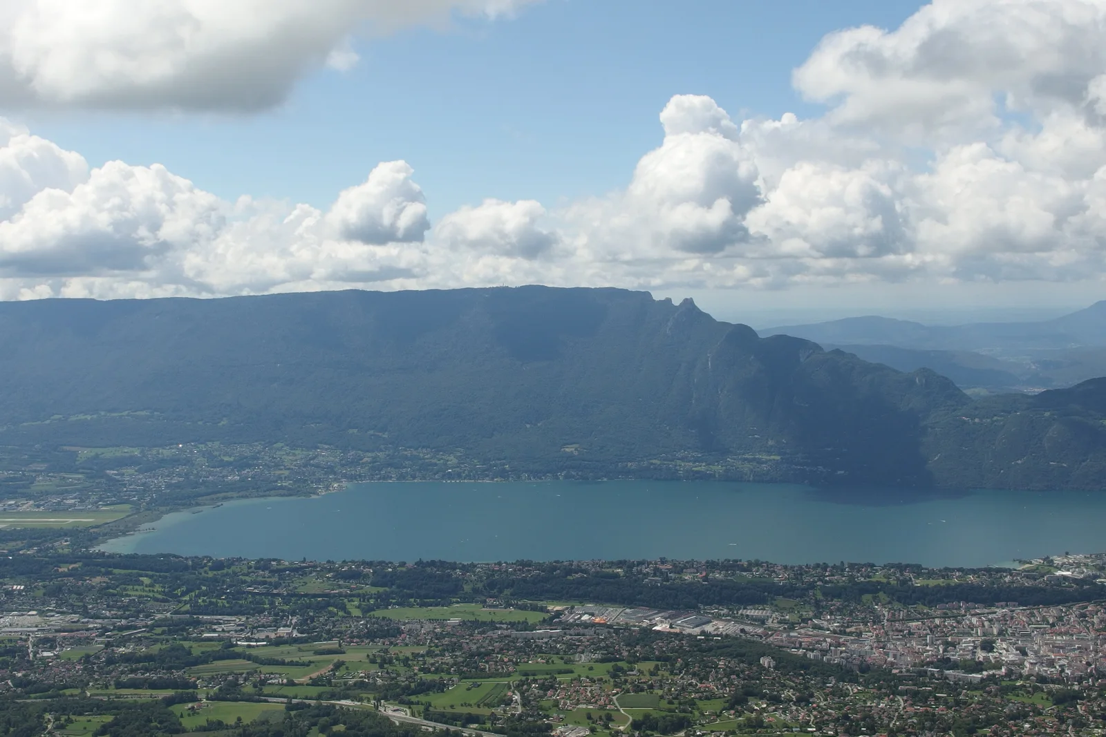 Lac du Bourget dilihat dari titik pandang Mont Revard