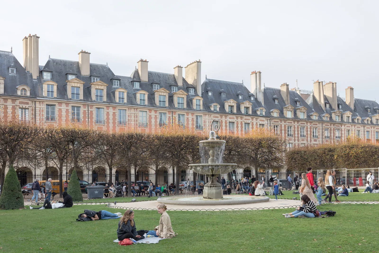 Place des Vosges, la fontana e le facciate in mattoni, nel Marais