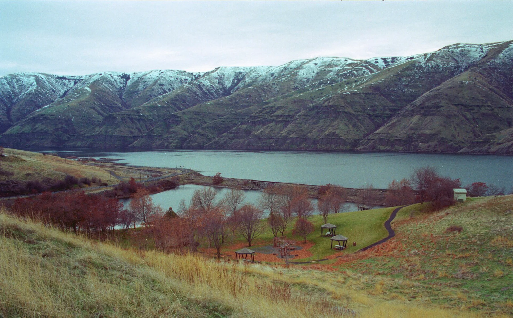 Vista invernal de Wawawai County Park y el río Snake