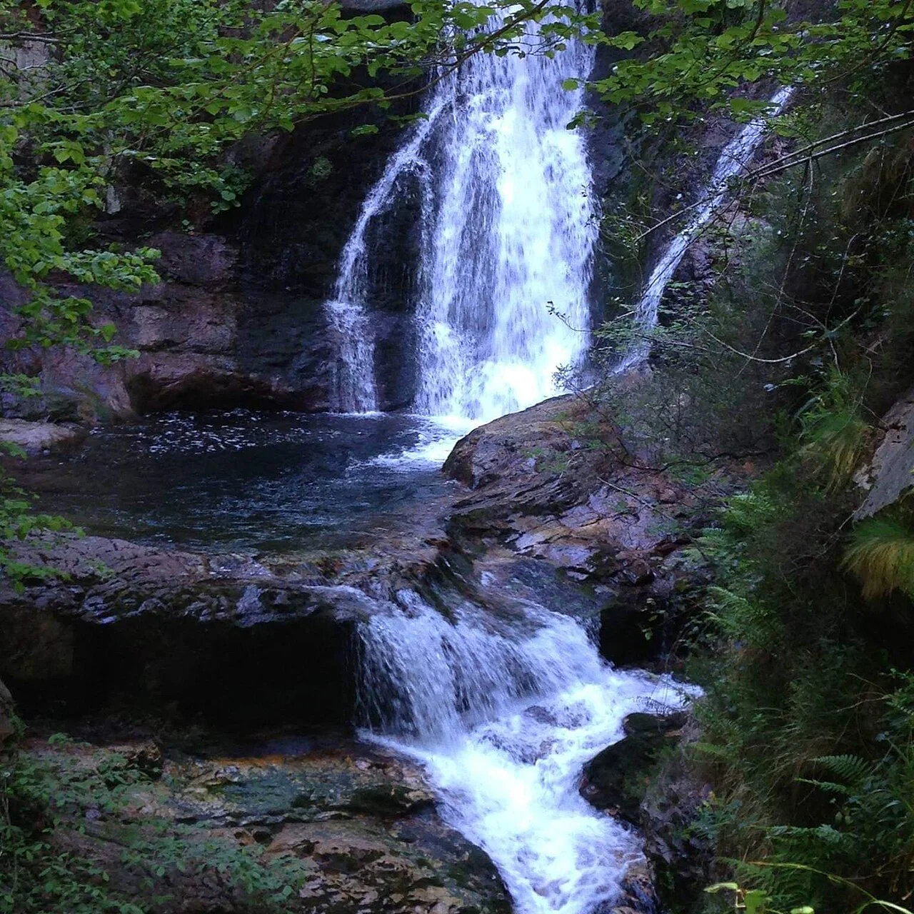 Cascade sur la route de l'Alba