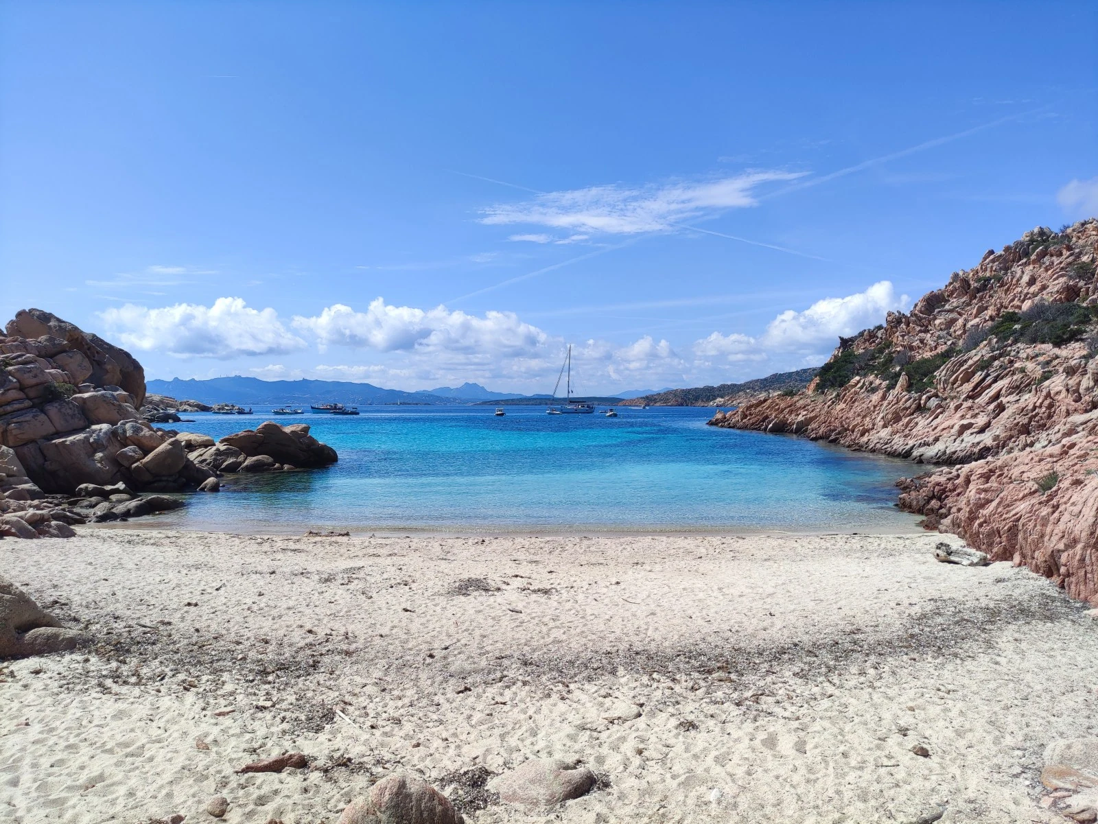 Les eaux turquoise de Cala Coticcio à Caprera