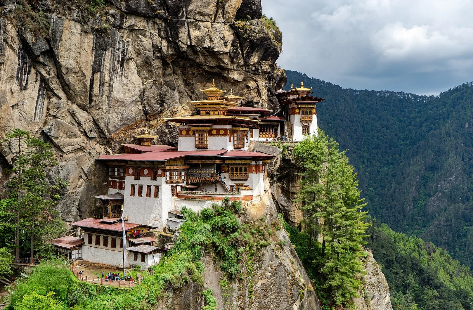 El monasterio de Taktsang sobre el acantilado