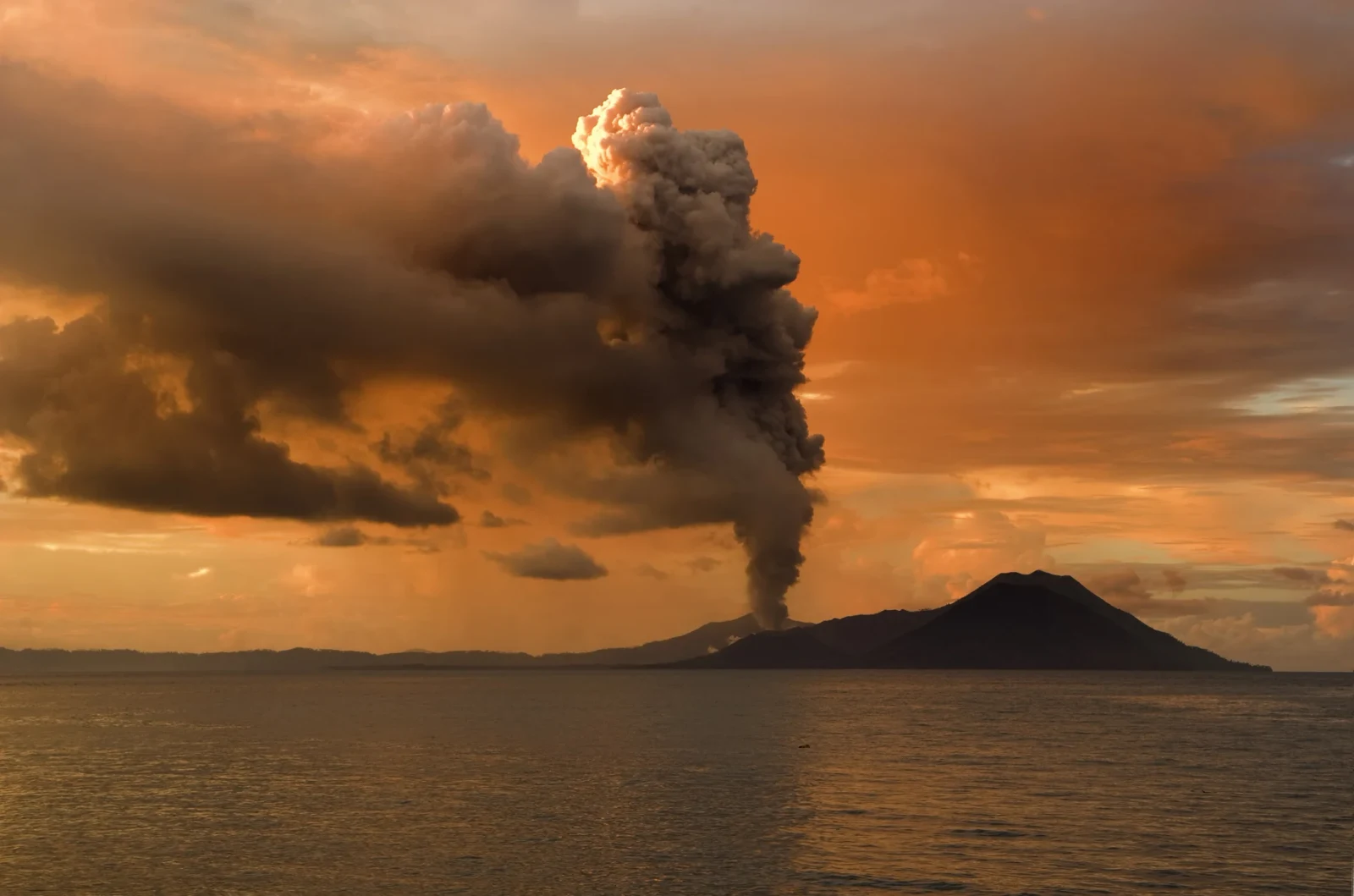 Tavurvur en éruption, photographié en 2009