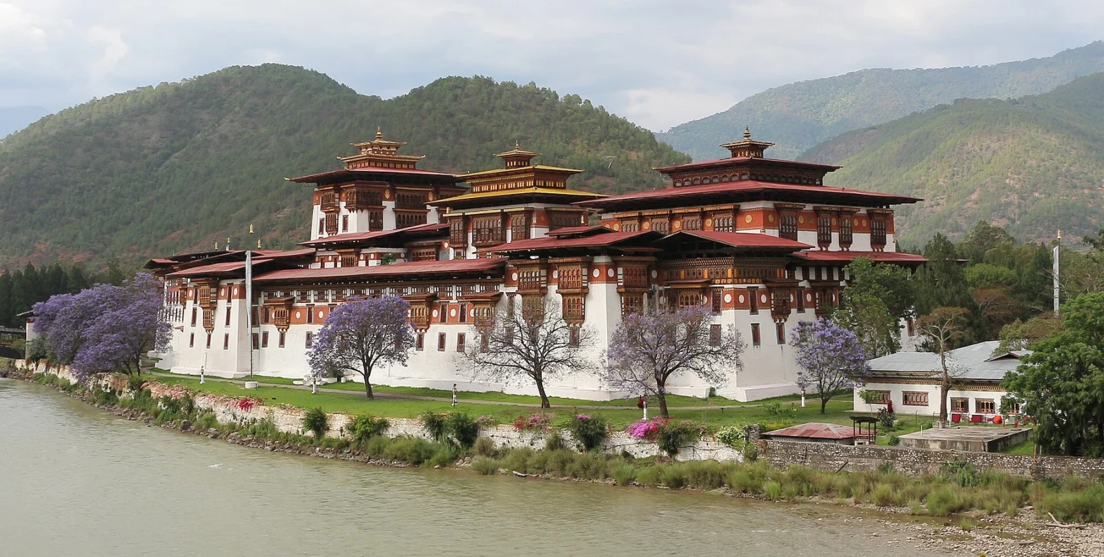 Le dzong de Punakha dans sa vallée