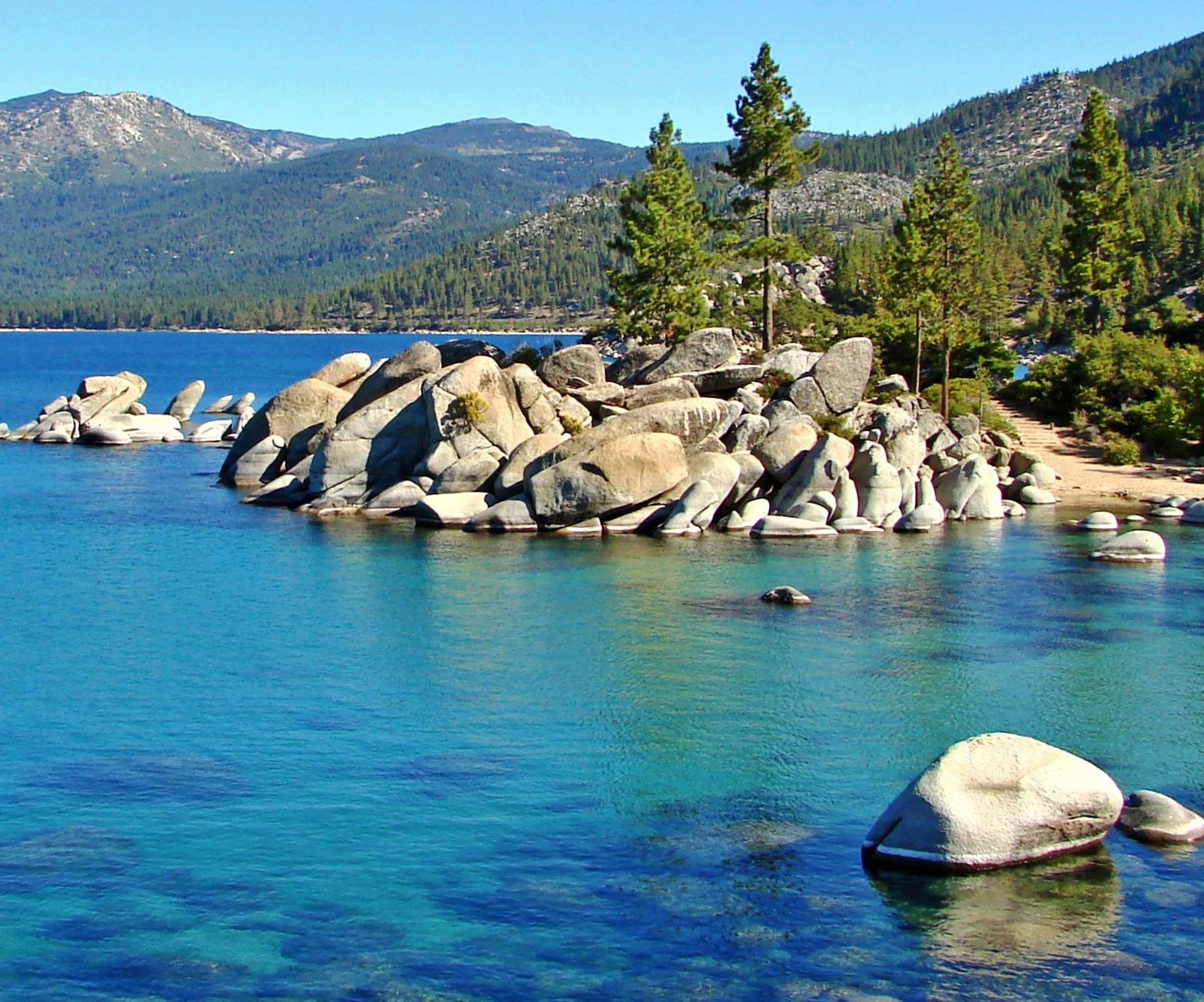 Las aguas transparentes de Sand Harbor en el lago Tahoe