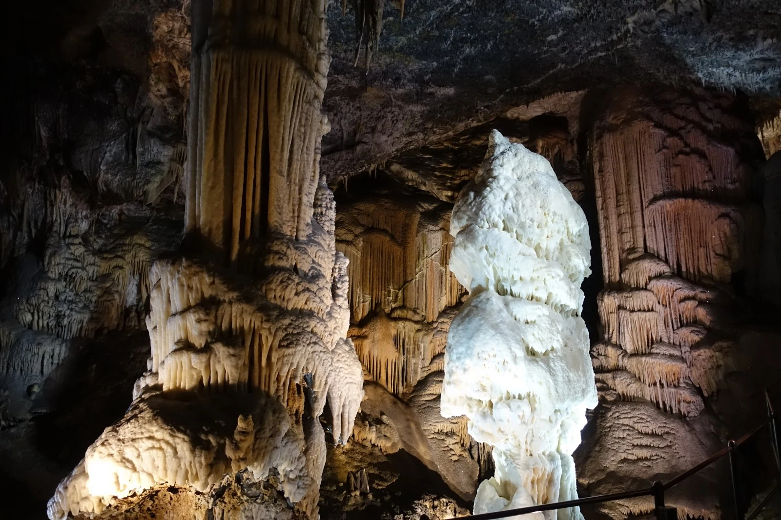 El brillante en la cueva de Postojna