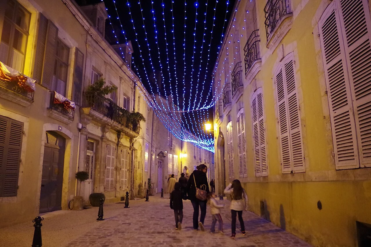 Rue Ville-Close de Bellême iluminado en Navidad