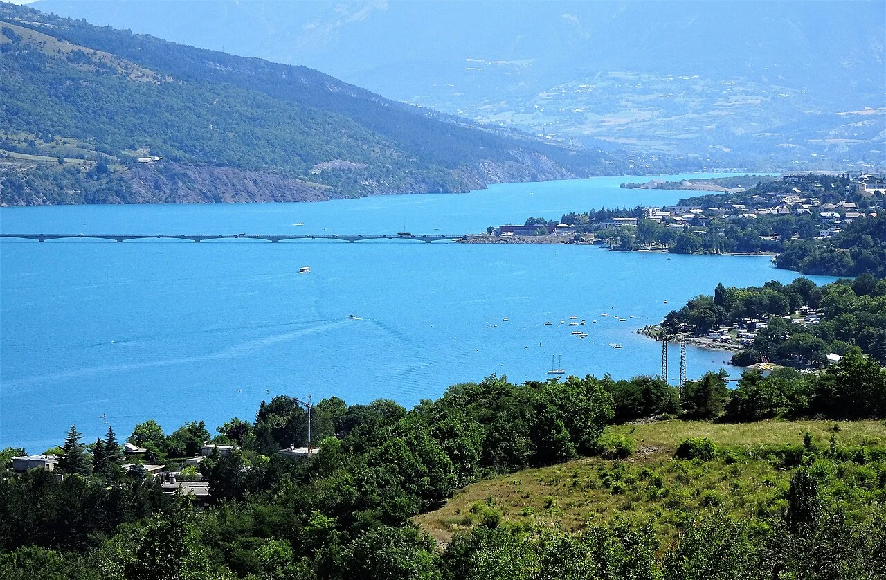Las aguas del lago Serre-Ponçon