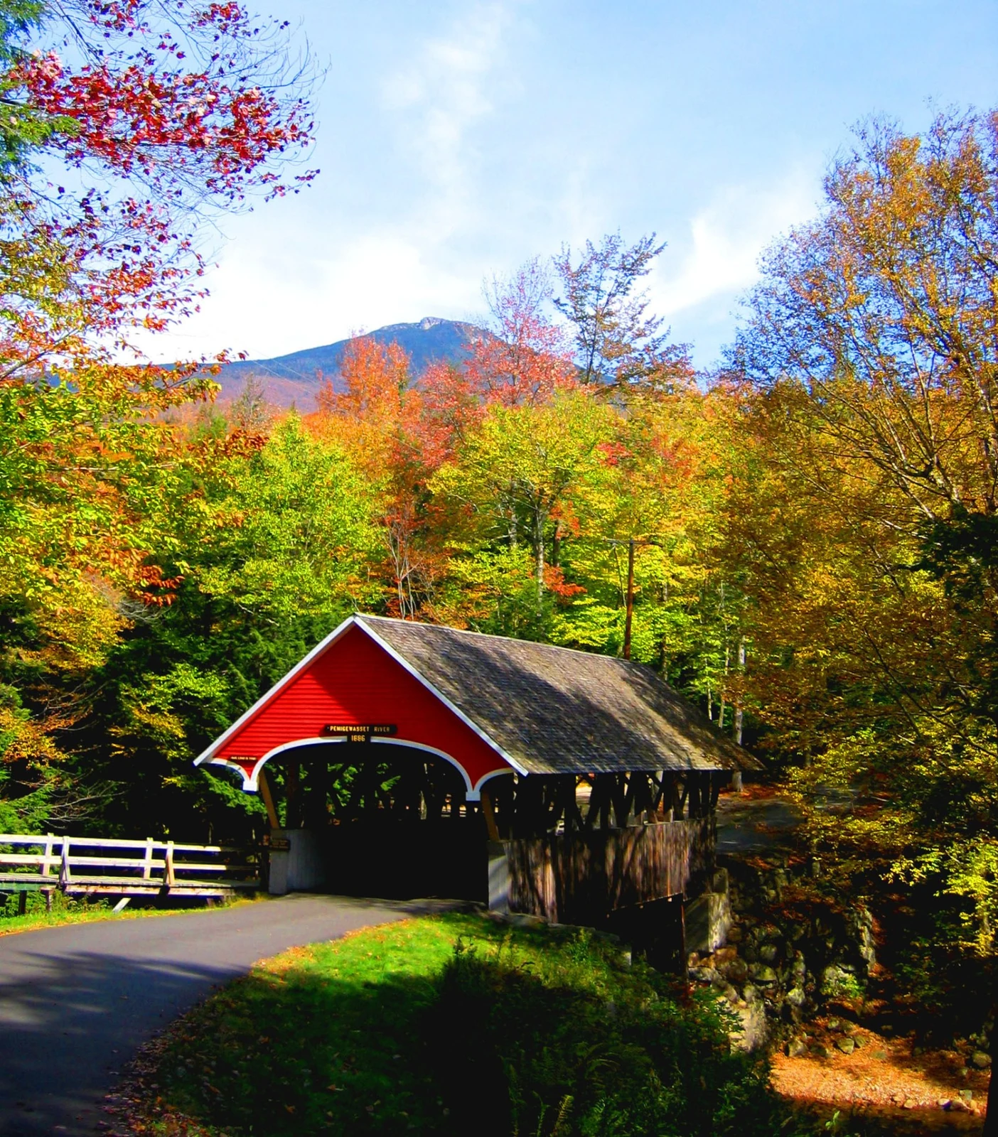 El puente cubierto de Albany y el follaje de otoño de las Montañas Blancas